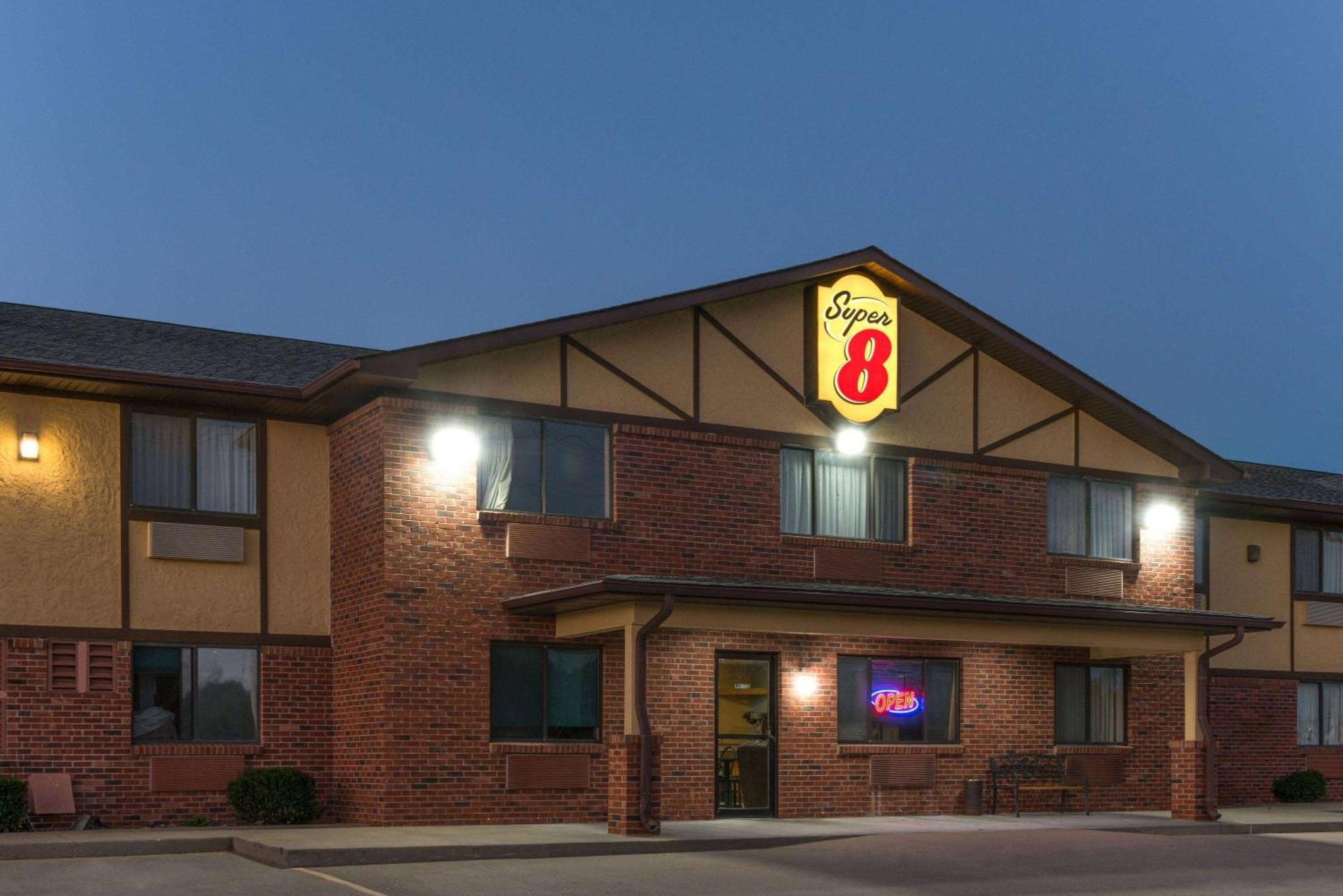 Super 8 By Wyndham Warrenton Hotel Exterior photo